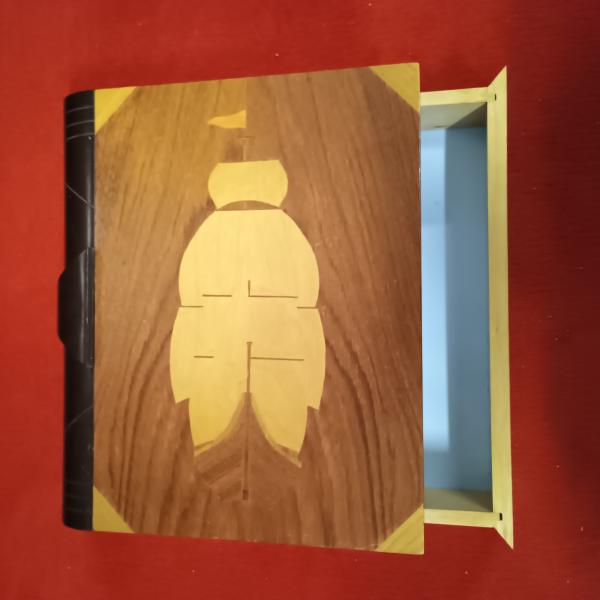 Stodola.cz - Dřevěná kniha s tajnou schránkou